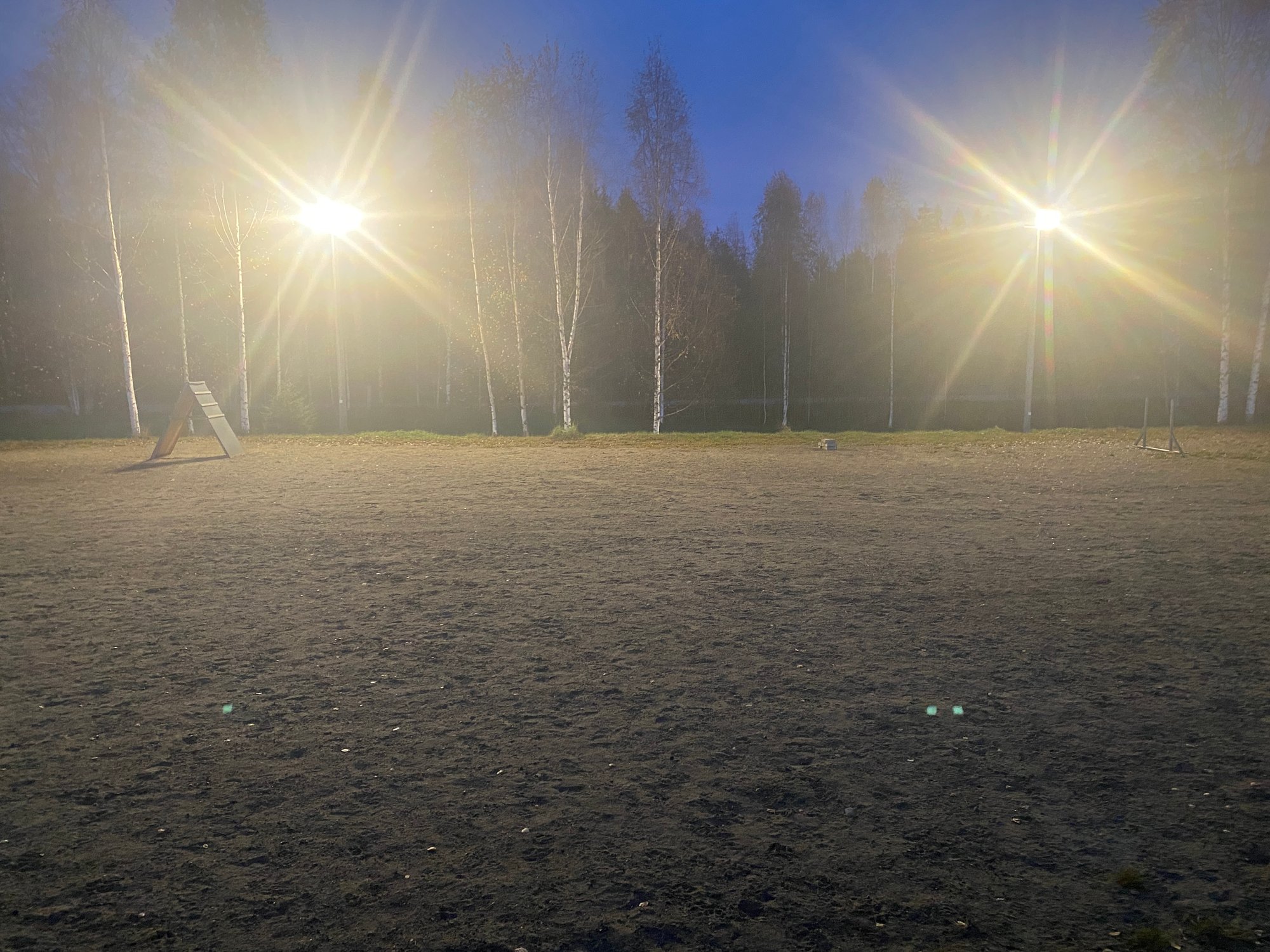 Valaistu koulutuskenttä